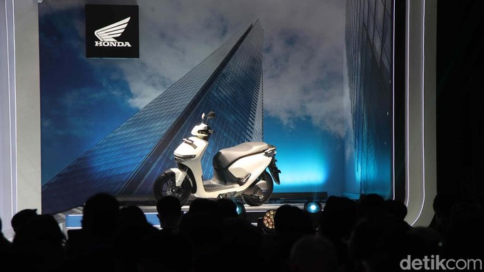 Honda resmi meluncurkan dua motor listrik terbarunya di Indonesia. Honda ICON e: dan CUV e: diluncurkan di Cikarang, Rabu (9/10/2024).