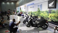 Honda CUV e: memiliki tenaga maksimal 6 kW, dengan kecepatan maksimal 83 km/jam dan jarak tempuh maksimal 80,7 km. Sumber tenaganya berasal dari dua baterai Honda Mobile Power Pack e: yang dapat di-swap (ditukar) atau di-charge sendiri dengan off-board charger. Pengisian baterai dari kosong hingga penuh memakan waktu enam jam, dan 2,7 jam (160 menit) untuk pengisian dari 25% ke 75%.  