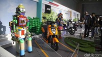 Honda ICON e: menggendong motor listrik dengan tenaga maksimal 1,8 kW yang mampu melaju hingga 55 km/jam. Baterai yang tertanam pada dek bawah motor mampu membawa kendaraan menempuh jarak maksimal 53 km.  