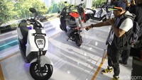 Sistem pengisian baterai direct charge, langsung ke sepeda motor atau ke baterainya, memberikan fleksibilitas tinggi dan pengisian daya lebih mudah di manapun. Pengisian baterai dari kosong hingga penuh membutuhkan waktu 7 jam 20 menit, dan dari 25 % ke 75% membutuhkan waktu 3 jam 30 menit.  