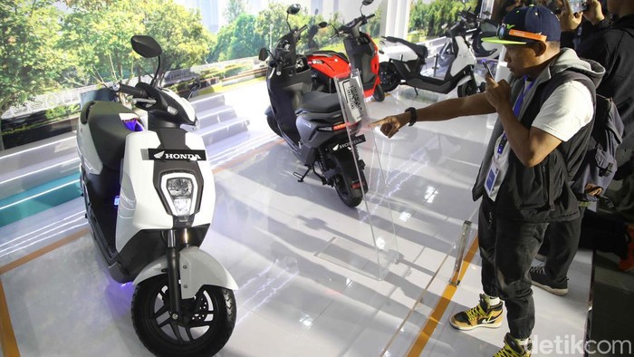 ICON e: dan CUV e: Motor Listrik Anyar Honda Mengaspal Honda resmi meluncurkan dua motor listrik terbarunya di Indonesia. Honda ICON e: dan CUV e: diluncurkan di Cikarang, Rabu (9/10/2024).