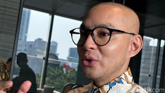 SVP Head of Corporate Communications Indosat Ooredoo Hutchison, Steve Saerang