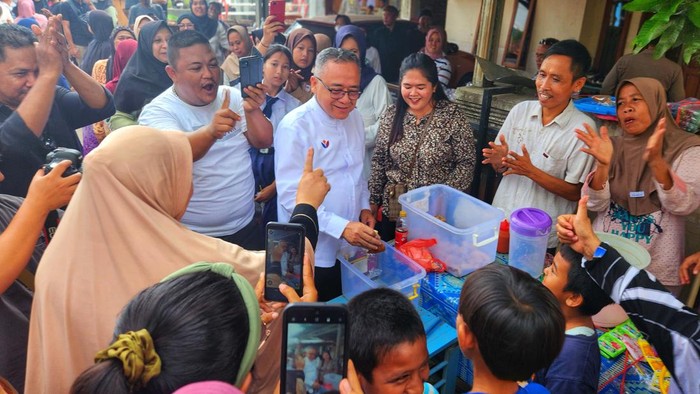 Iyos Somantri bersama warga kampung Mariuk