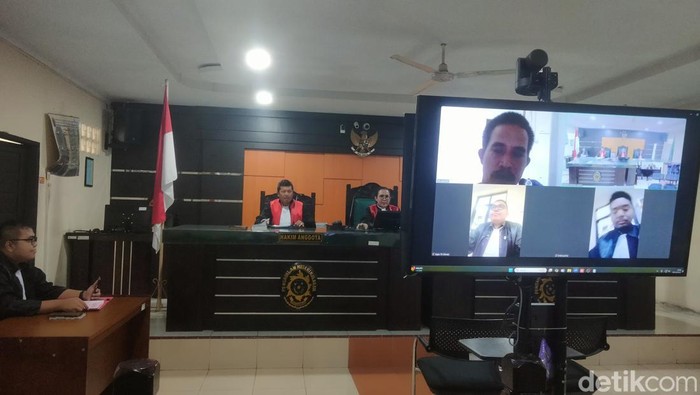 Jaimas Simaremare, pelatih renang yang melakukan penganiayaan terhadap seorang guru renang wanita, saat jalani sidang tuntutan secara virtual di PN Kisaran. (Perdana Ramadhan/detikSumut)