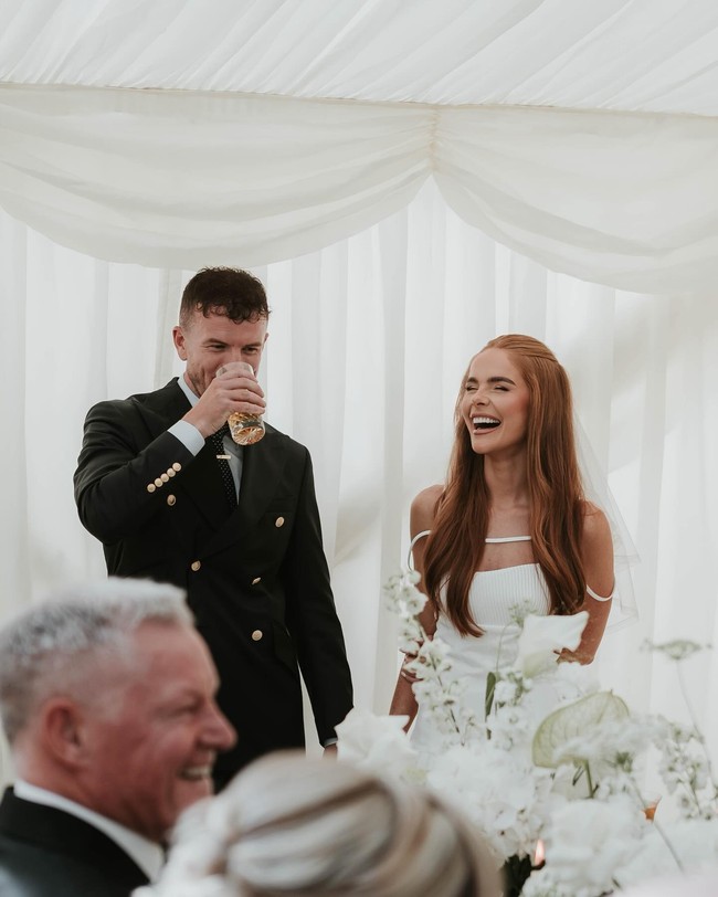 Sedangkan untuk resepsi, istri pemain Motherwell tampak lebih glamour mengenakan gaun putih dengan permainan tali yang tak kalah unik. Foto: Instagram Jilly Isabella