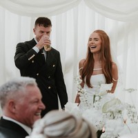 Sedangkan untuk resepsi, istri pemain Motherwell tampak lebih glamour mengenakan gaun putih dengan permainan tali yang tak kalah unik. Foto: Instagram Jilly Isabella