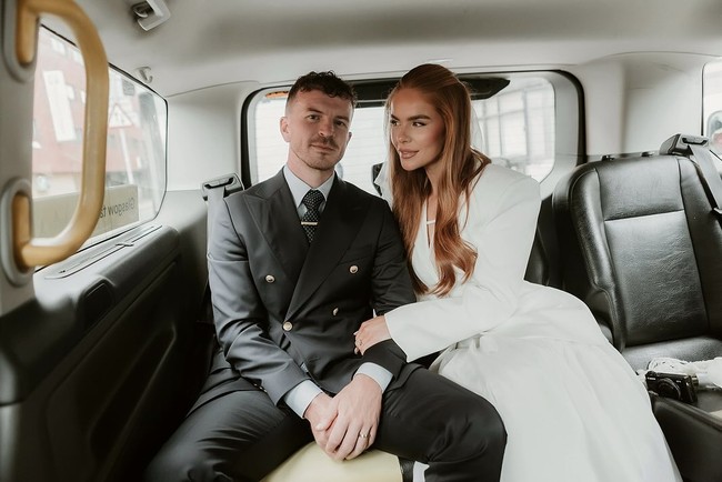 Mereka lalu menumpang taksi paman Jilly untuk menuju tempat resepsi. Foto: Instagram Jilly Isabella