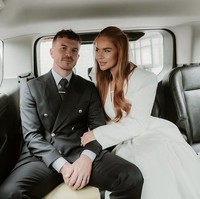 Mereka lalu menumpang taksi paman Jilly untuk menuju tempat resepsi. Foto: Instagram Jilly Isabella