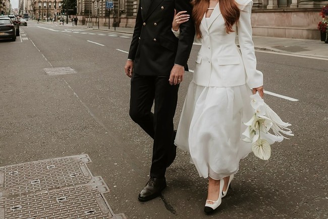 Di hari bahagianya, Jilly mendaftarkan pernikahan di Balai Kota mereka mengenakan blazer oversized yang dipadukan dengan rok panjang sehingga terlihat seperti gaun. Ia pun menambahkan veil pendek untuk melengkap gaya pengantinnya.    Foto: Instagram Jilly Isabella