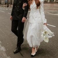 Di hari bahagianya, Jilly mendaftarkan pernikahan di Balai Kota mereka mengenakan blazer oversized yang dipadukan dengan rok panjang sehingga terlihat seperti gaun. Ia pun menambahkan veil pendek untuk melengkap gaya pengantinnya.    Foto: Instagram Jilly Isabella