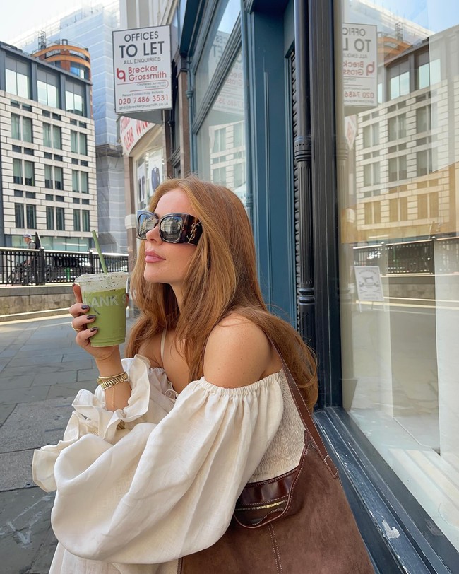 “Kamu seperti WAGs dari Lidl (supermarket dari Inggris),” tulis netizen “Apa yang dimaksud dengan Lidl itu kecil, mungil? Apa kamu berpikir aku begitu kecil? Seperti Lidl? Apakah aku harus tersinggung?“ balas Jilly. Foto: Instagram Jilly Isabella