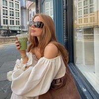 “Kamu seperti WAGs dari Lidl (supermarket dari Inggris),” tulis netizen “Apa yang dimaksud dengan Lidl itu kecil, mungil? Apa kamu berpikir aku begitu kecil? Seperti Lidl? Apakah aku harus tersinggung?“ balas Jilly. Foto: Instagram Jilly Isabella