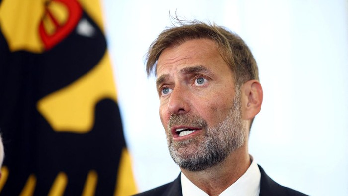 Former FC Liverpool manager Juergen Klopp reacts after receiving the Order of Merit of the Federal Republic of Germany at Bellevue Palace to mark the unification day in Berlin, October 1, 2024. REUTERS/Lisi Niesner