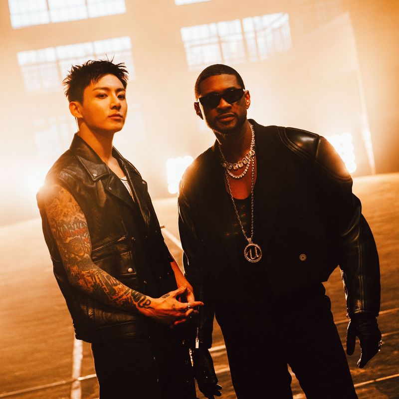 Jungkook BTS dan Usher Jungkook BTS sempat mendapat tawaran untuk tampil di Super Bowl 2024 bersama Usher.