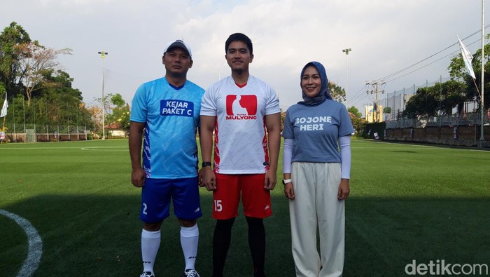 Kaesang Pangarep foto bersama Agus Irawan dan Dwi Fajar Nirwana, sebelum bermain sepakbola bersama di Boyolali, Rabu (9/10/2024).