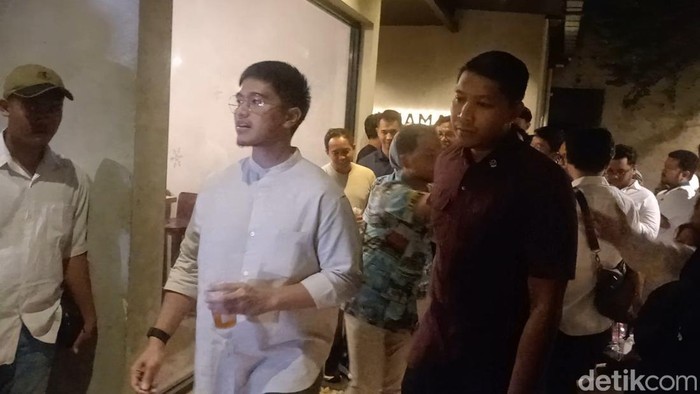 Ketua Umum (Ketum) PSI Kaesang Pangarep, saat menemui relawan di Almamater Coffee & Eatery, Kecamatan Jebres, Kota Solo, Rabu (9/10/2024).