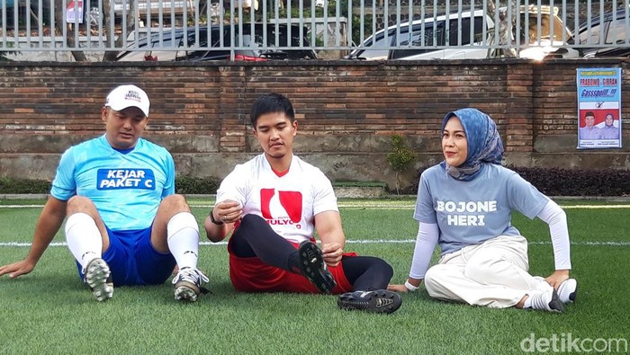 Kaesang Pangarep bermain sepakbola bersama calon bupati Boyolali, Agus Irawan, Rabu (9/10/2024) sore.
