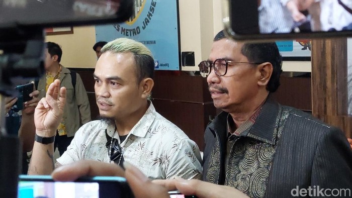 Edwin, kakak Nikita Mirzani.