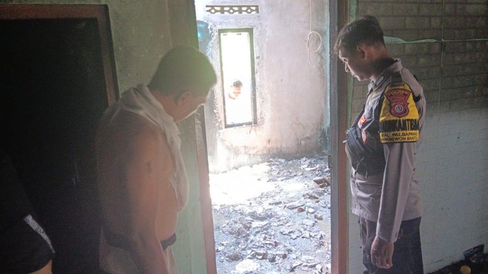Pemadam kebakaran saat memadamkan api yang membakar satu unit rumah di Palbapang, Bantul, Rabu (9/10/2024).