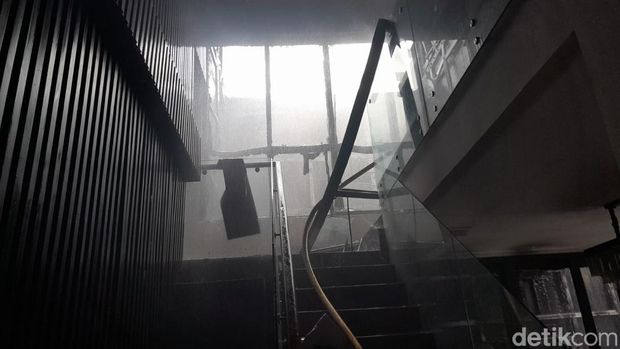 Kebakaran melanda rumah tinggal di kawasan Ciganjur, Jagakarsa, Jaksel. Kebakaran diduga dipicu korsleting listrik dari instalasi akuarium di dalam rumah itu. (dok Damkar Jaksel)