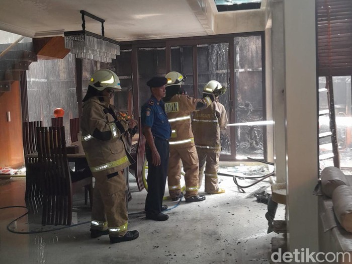 Kebakaran melanda rumah tinggal di kawasan Ciganjur, Jagakarsa, Jaksel. Kebakaran diduga dipicu korsleting listrik dari instalasi akuarium di dalam rumah itu. (dok Damkar Jaksel)