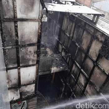 Kebakaran melanda rumah tinggal di kawasan Ciganjur, Jagakarsa, Jaksel. Kebakaran diduga dipicu korsleting listrik dari instalasi akuarium di dalam rumah itu. (dok Damkar Jaksel)