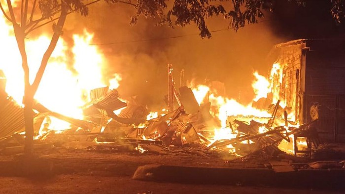 Kebakaran stan di Surabaya