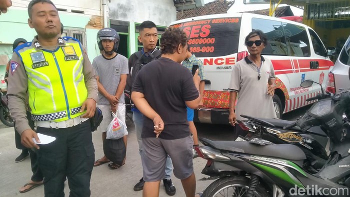 Unit Lantas Polsek Gamping bersama Sat Lantas Polresta Sleman tengah mengevakuasi kendaraan yang mengalami kecelakaan di Jalan Godean KM.4, Rabu (9/10/2024).