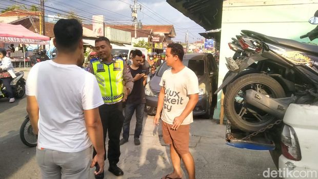 Unit Lantas Polsek Gamping bersama Sat Lantas Polresta Sleman tengah mengevakuasi kendaraan yang mengalami kecelakaan di Jalan Godean KM.4, Rabu (9/10/2024).