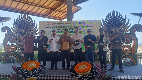 Kemenparekraf melaksanakan penguatan jejaring pengelolaan desa wisata berbasis digital di Taman Ujung, Karangasem, Rabu (9/10/2024). (I Wayan Selamat Juniasa/detikBali)