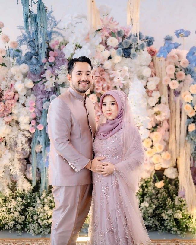 Komika Kiky Saputri saat ini tengah hamil anak pertamanya dengan Muhammad Khairi. Usia kandungan Kiky sendiri sudah memasuki trimester ketiga. Foto: Instagram @kikysaputrii