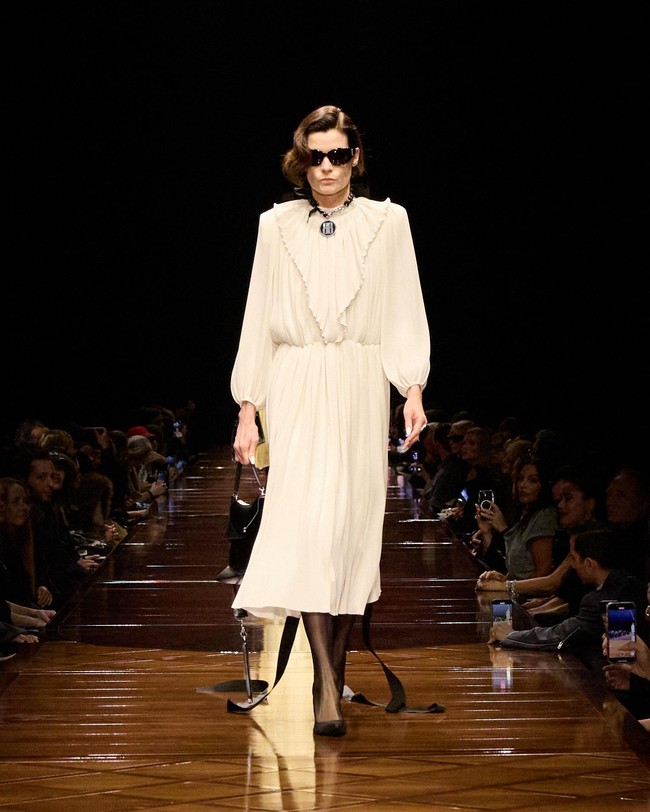 Inilah koleksi terbaru Balenciaga Spring/Summer 2025 yang di tampilkan di Paris Fashion Week. Foto: Dok. Balenciaga.
