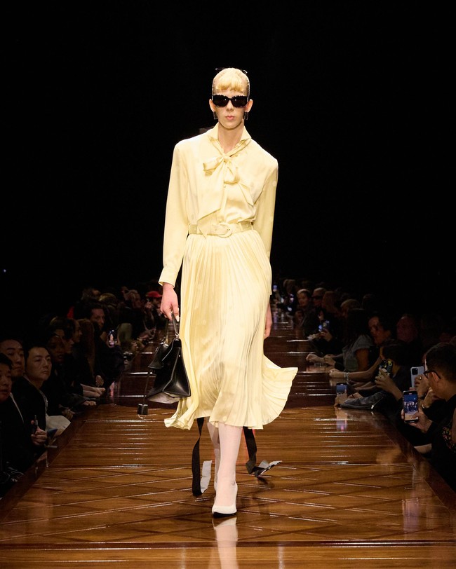 Inilah koleksi terbaru Balenciaga Spring/Summer 2025 yang di tampilkan di Paris Fashion Week. Foto: Dok. Balenciaga.