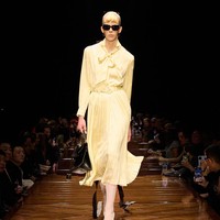 Inilah koleksi terbaru Balenciaga Spring/Summer 2025 yang di tampilkan di Paris Fashion Week. Foto: Dok. Balenciaga.