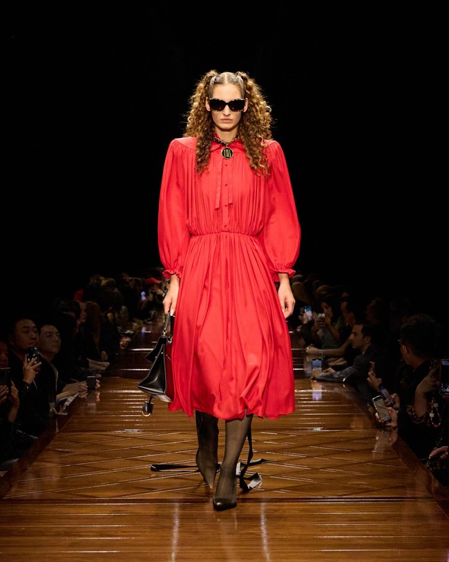 Inilah koleksi terbaru Balenciaga Spring/Summer 2025 yang di tampilkan di Paris Fashion Week. Foto: Dok. Balenciaga.