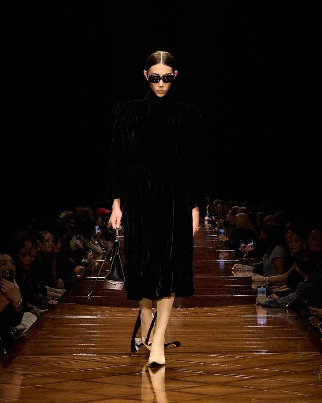 Inilah koleksi terbaru Balenciaga Spring/Summer 2025 yang di tampilkan di Paris Fashion Week. Foto: Dok. Balenciaga.