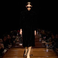 Inilah koleksi terbaru Balenciaga Spring/Summer 2025 yang di tampilkan di Paris Fashion Week. Foto: Dok. Balenciaga.