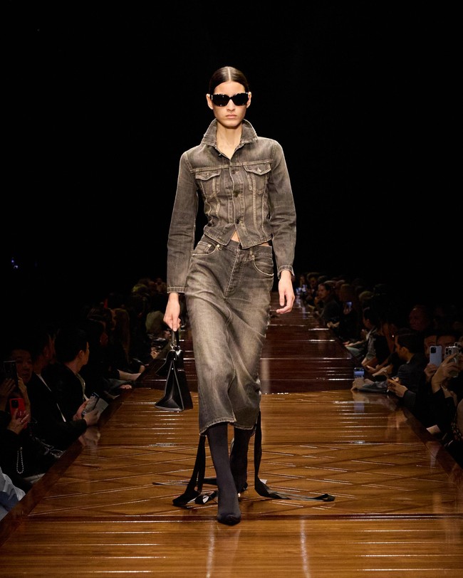 Inilah koleksi terbaru Balenciaga Spring/Summer 2025 yang di tampilkan di Paris Fashion Week. Foto: Dok. Balenciaga.