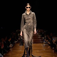 Inilah koleksi terbaru Balenciaga Spring/Summer 2025 yang di tampilkan di Paris Fashion Week. Foto: Dok. Balenciaga.