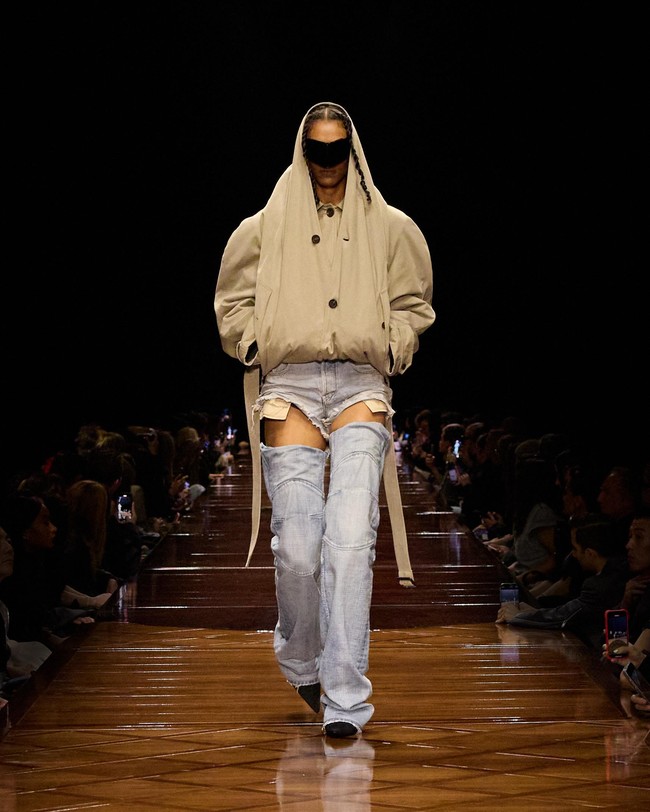 Inilah koleksi terbaru Balenciaga Spring/Summer 2025 yang di tampilkan di Paris Fashion Week. Foto: Dok. Balenciaga.