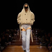 Inilah koleksi terbaru Balenciaga Spring/Summer 2025 yang di tampilkan di Paris Fashion Week. Foto: Dok. Balenciaga.