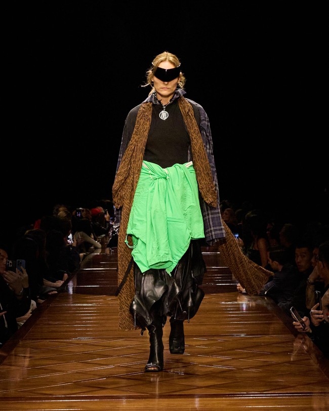 Inilah koleksi terbaru Balenciaga Spring/Summer 2025 yang di tampilkan di Paris Fashion Week. Foto: Dok. Balenciaga.