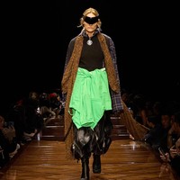 Inilah koleksi terbaru Balenciaga Spring/Summer 2025 yang di tampilkan di Paris Fashion Week. Foto: Dok. Balenciaga.