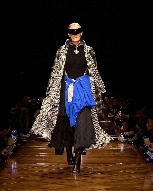 Inilah koleksi terbaru Balenciaga Spring/Summer 2025 yang di tampilkan di Paris Fashion Week. Foto: Dok. Balenciaga.