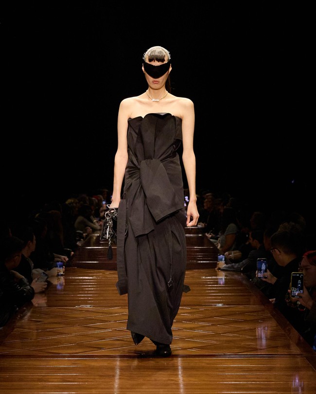 Inilah koleksi terbaru Balenciaga Spring/Summer 2025 yang di tampilkan di Paris Fashion Week. Foto: Dok. Balenciaga.