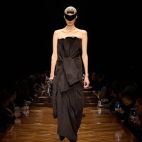 Inilah koleksi terbaru Balenciaga Spring/Summer 2025 yang di tampilkan di Paris Fashion Week. Foto: Dok. Balenciaga.