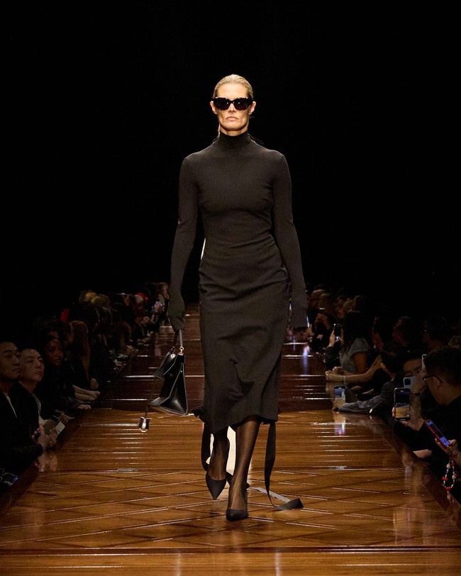 Inilah koleksi terbaru Balenciaga Spring/Summer 2025 yang di tampilkan di Paris Fashion Week. Foto: Dok. Balenciaga.