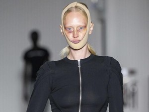 Model Tampil dengan Wajah Memar, Dagu Diperban di Runway Desainer Ukraina