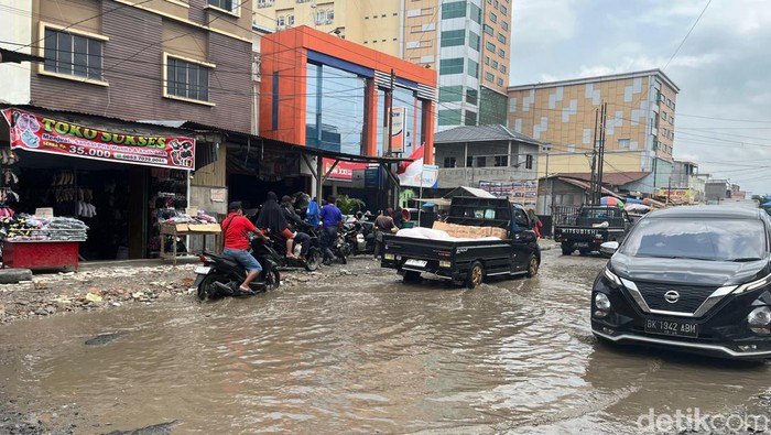 kondisi aspal dengan kubangan di Jalan Batang Kuis-Medan