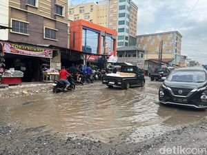 Jalan Mirip Kubangan di Depan Pasar Gambir Tembung, Warga Sering Terjebak